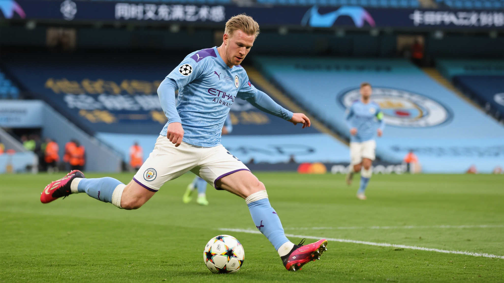 德布劳内:欧冠精英球员,拥有金球实力 凯文·德布劳内一直是当今足坛最耀眼的明星之一。他以